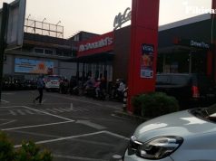Polisi dan Satpol PP Jaga McDonald’s Kemang Jakarta Cegah Kerumunan Pemburu BTS Meal