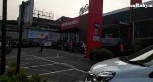 Polisi dan Satpol PP Jaga McDonald’s Kemang Jakarta Cegah Kerumunan Pemburu BTS Meal