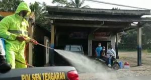 Cegah Penularan Covid-19, TNI-Polri Semprot Disinfektan di Desa Klero Tengaran