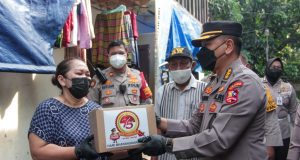 Dalam Rangka Hari Bhayangkara ke-75, Polri Bagikan Bansos Kepada Buruh Lepas di Grogol