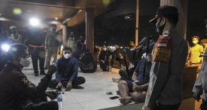 Tekan Penyebaran Covid-19, Petugas Gabungan Gelar Operasi Yustisi di Alun-alun Bekasi