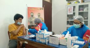 TNI-Polri dan Parna Raya Group Serbu Samosir dengan Vaksinasi Massal