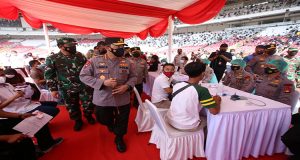Panglima TNI Dan Kapolri Road Show Tinjau Pos Penyekatan Hingga Vaksinasi Massal