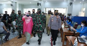 Panglima TNI-Kapolri Pantau Vaksinasi di Kampus hingga Mal di Jakarta
