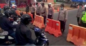 Pengendara Berhenti Selama 60 Detik Mengheningkan Cipta Doakan Korban Covid