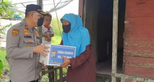 Sasar Warga Isoman di Tembilahan, Polres Inhil bersama Mahasiswa Bagikan Sembako