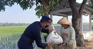 Sat Brimob Polda Jabar Kembali Berikan Bansos Sembako Kepada Warga Gempol Ditengah PPKM