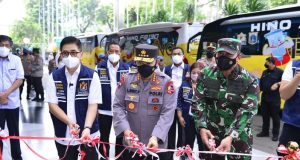 Kapolri Lepas 34 Bus Vaksinasi Keliling untuk Menyasar Warga tak Terjangkau