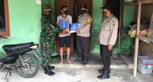 Polda Kaltim Salurkan Beras, Vitamin, Masker untuk Warga Melak