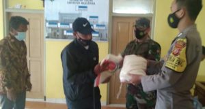 Dalam Penerapan PPKM Darurat Level 4, Polisi dan Babinsa Salurkan Bansos Kepada Warga Kurang Mampu