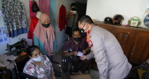 Bagikan Bansos, Kapolresta Malang Kota Keliling ke Korban Laka Lantas dan Difabel