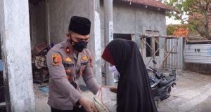 Bhakti Sosial TNI – POLRI – Ponpes Lantabur Dan Aliansi Gerakan Mahasiswa Cirebon Beri Bansos Bagi Masyarakat Terdampak PPKM Darurat Level 4