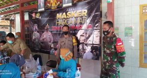 Percepat Vaksinasi, Bhabinkamtibmas dan Babinsa Di Kradenan Blora Pantau Vaksinasi