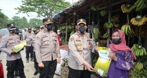 Personel Polres Serang Membagikan Bansos Kepada Pedagang Pasar Banjarsari
