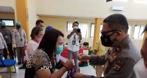 Polda Maluku Gelar Vaksinasi Merdeka dan Bagikan Ratusan Paket Bansos