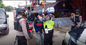 Polsek Jajaran Polresta Samarinda Himbau Warga Disiplin Prokes Melalui Perketat Penjagaan Pos PPKM