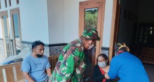 Babinsa Madiun Dampingi Vaksinasi Lansia secara Door To Door
