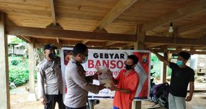 Bhabinkamtibmas Menyerahkan Bantuan Sosial kepada Masyarakat Tidak Mampu