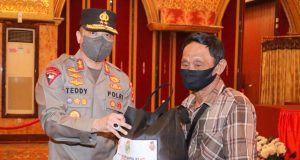 Kapolda Sumbar Bagikan 500 Paket Sembako di Padang