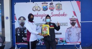 Peringati Hari Jadi Lalu Lintas Ke-66, Satlantas Polres Bangkalan Bagikan Sembako Kepada 90 Ojek Online