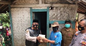 Polisi Bagikan Bansos Sembako kepada warga terdampak PPKM Level 3