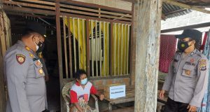 Polri Hadir Untuk Masyarakat, Polsek Nuhon dan Lamala Terus Salurkan Sembako Kepada Pasien Isoman