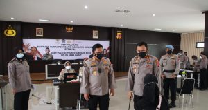 Polri Salurkan Bansos Kepada Pedagang Kaki Lima Dan Usaha Mikro Ditengah PPKM