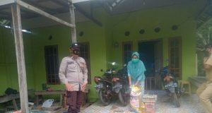 Polsek Mantangai Laksanakan Pendampingan Pemberian Sembako Kepada Warga Yang Melaksanakan Isoman