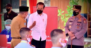 Presiden Joko Widodo Tinjau Vaksinasi di Kabupaten Ponorogo