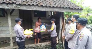 Terdampak PPKM, Kapolsek Toili Kembali Salurkan Bansos Sembako Kepada Kaum Dhuafa