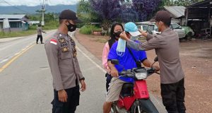 Upaya Polsek Badau Edukasi Masyarakat Untuk Disiplin Memakai Masker.