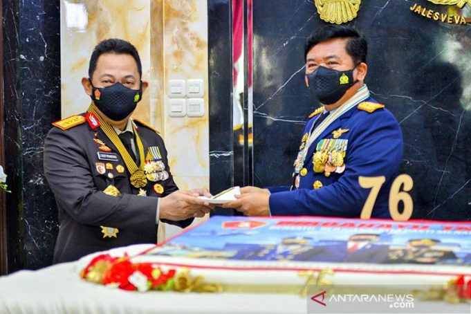 Kapolri Sinergitas TNI-Polri Kunci Sukses Bangsa Hadapi Berbagai Ancaman