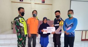 Bhabinkamtibmas Hadir Serta Ikut Dalam Penyerahan Bansos dari Dinsos