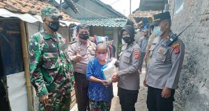 Kapolres Ciko Bagikan Sembako Door To Door
