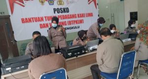 Polres Bengkulu Salurkan Bantuan Tunai Kepada Pedagang Kaki Lima dan Warung