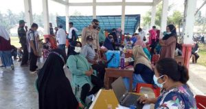 Sukseskan Program Vaksinasi, Personel Polsek Luwuk Jemput Warga Menuju Lokasi Vaksinasi
