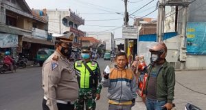 TNI – POLRI Bersatu Melawan Covid-19 Bagikan Masker dan ingatkan warga tentang pentingnya Prokes 5M Dimasa PPKM
