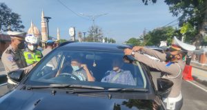 Ops Zebra Lodaya, Polisi Bagikan Masker Dan Imbauan Taati Prokes