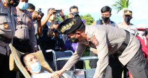 Kapolda Bali Bagikan Kursi Roda Dan Sembako Di Klungkung