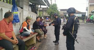 Patroli Brimob Jabar Gencarkan Ajak Masyarakat Untuk Selalu Terapkan Protokol Kesehatan