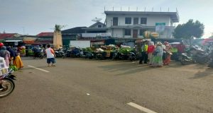 Pelayanan Prima Kepolisian, Personil Polsek Doro Rutin Lakukan Pengaturan Arus Lalu Lintas