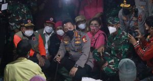 Tinjau Korban Erupsi Gunung Semeru di Pengungsian, Kapolri: Semua Tertangani dengan Baik