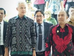 Wakil Walikota Tegal Jumadi Dampingi Ganjar Pranowo di UPS, Ajak Masyarakat Kota Tegal Kembangkan Potensi Kelautan Gubernur Jawa Tengah Ganjar Pranowo saat berkunjung ke UPS Tegal didampingi Wakil Walikota Tegal M Jumadi dan Rektor UPS Taufiqulloh (Ade W/SMOL.ID)