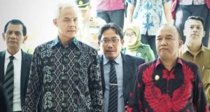 Wakil Walikota Tegal Jumadi Dampingi Ganjar Pranowo di UPS, Ajak Masyarakat Kota Tegal Kembangkan Potensi Kelautan Gubernur Jawa Tengah Ganjar Pranowo saat berkunjung ke UPS Tegal didampingi Wakil Walikota Tegal M Jumadi dan Rektor UPS Taufiqulloh (Ade W/SMOL.ID)