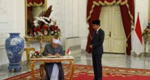 Presiden Joko Widodo Menerima Kunjungan Grand Syekh Al Azhar di Istana Merdeka Presiden Joko Widodo Menerima Kunjungan Grand Syekh Al Azhar di Istana Merdeka. Sumber Detik.