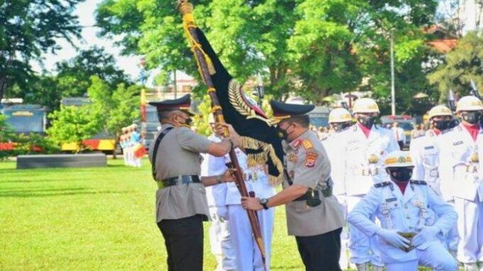 Irjen Lotharia Latif Serahkan Pataka Polda Maluku