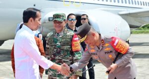 Kapolda Kaltim Beri Sambutan Hangat untuk Presiden Jokowi di Balikpapan: Sinergi untuk Kemajuan Negeri Kapolda Kaltim Sambut Kedatangan Presiden Jokowi