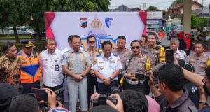Wamenhub RI dan Kakorlantas Polri Tinjau Pos PAM di Yogyakarta dan Imbau Masyarakat Pilih Kendaraan yang Berkeselamatan Wamenhub Bersama Kakorlantas di Yogyakarta 2