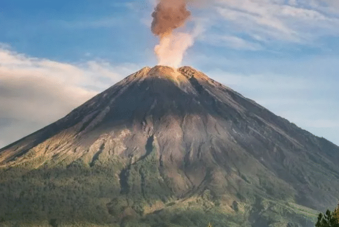 Gunung Semeru Kembali Erupsi, Warga Diimbau Waspada dan Hindari Aktivitas di Zona Rawan