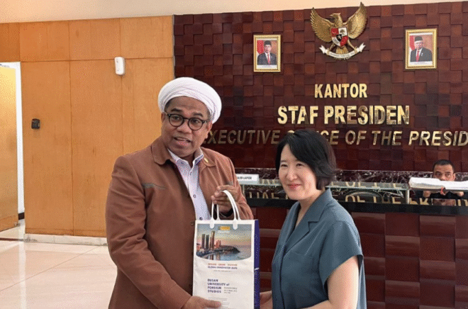 Professor Ngabalin, bersama Vice Presiden BUFS Korea Selatan Prof. Kwon, Sun-Hee, Ph . D Professor Ngabalin, bersama Vice Presiden BUFS Korea Selatan Prof. Kwon, Sun-Hee, Ph . D